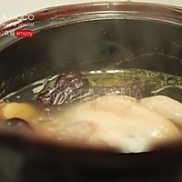 补气除湿-芪苓香菇鸡汤的做法图解2