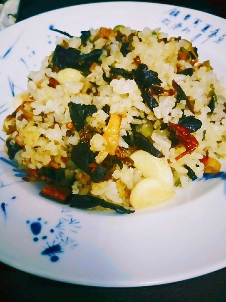 云南野生菌宴席~干巴菌炒饭+干腌菜洋芋汤的做法