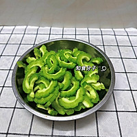苦瓜炒瘦肉的做法图解1