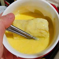 #憋在家里吃什么#给你一天好心情：黄金香蕉吐司卷的做法图解5