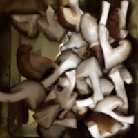 炒香菇青椒胡萝卜的做法图解1