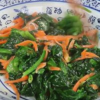 菠菜里淋2个鸡蛋,不炒不凉拌,这样做太香了,出锅比吃肉还过瘾的做法图解4