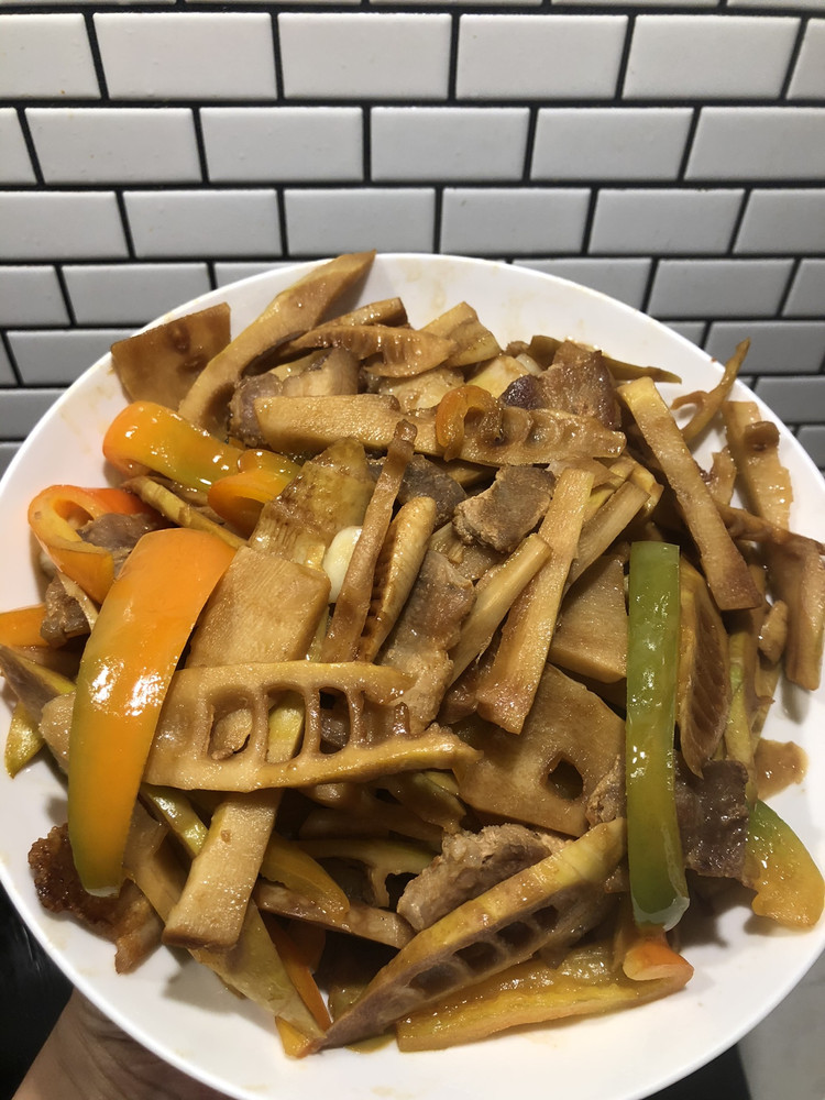 五花肉炒笋的做法