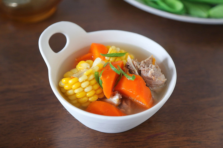 广东人的家常靓汤～胡萝卜玉米猪骨汤的做法