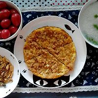 榨菜肉松鸡蛋饼&豌豆白米粥&花生小鱼干&小番茄的做法图解7
