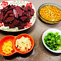 五香黄豆焖猪红的做法图解2
