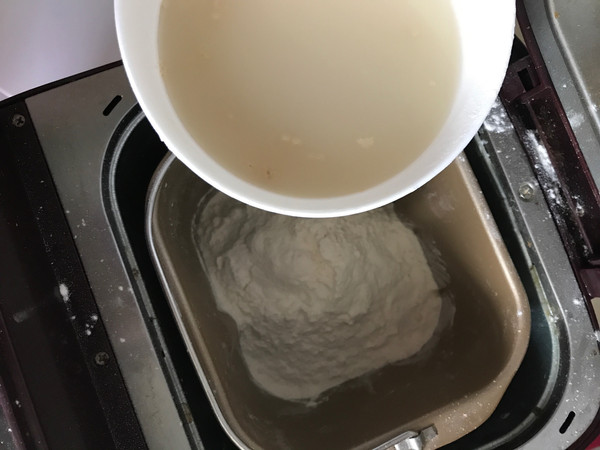酵母放入温水中融化后加入面粉,开始和面,等待发酵