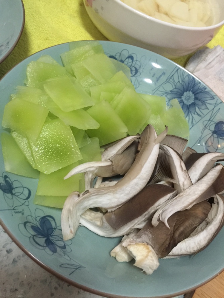 莴笋清炒蘑菇鸡蛋的做法图解1