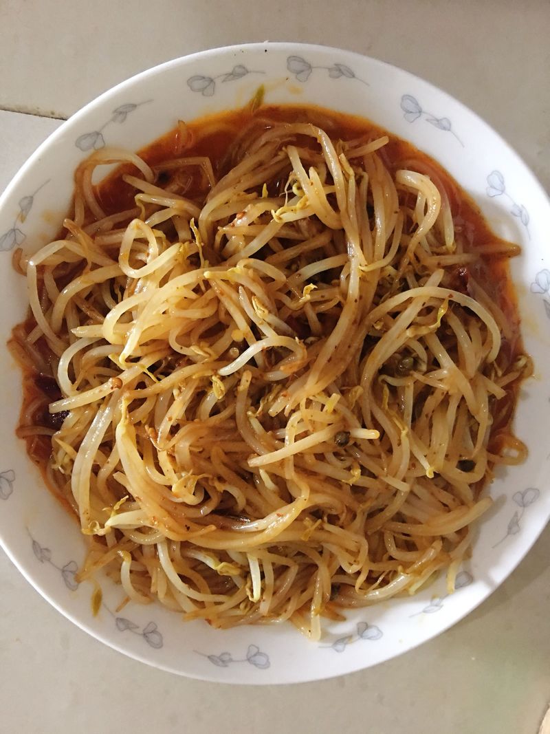 Hot and sour mung bean sprouts