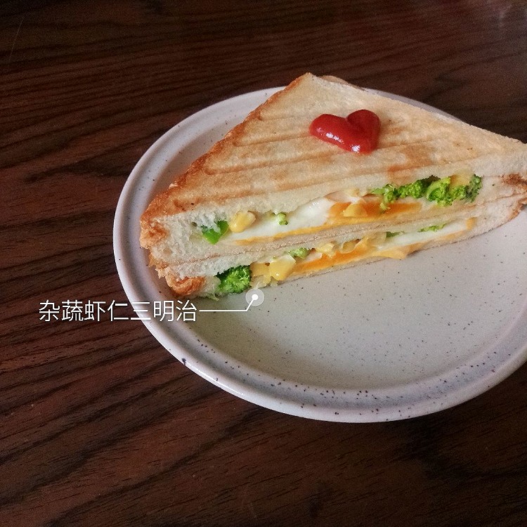 制作杂蔬虾仁三明治的做法