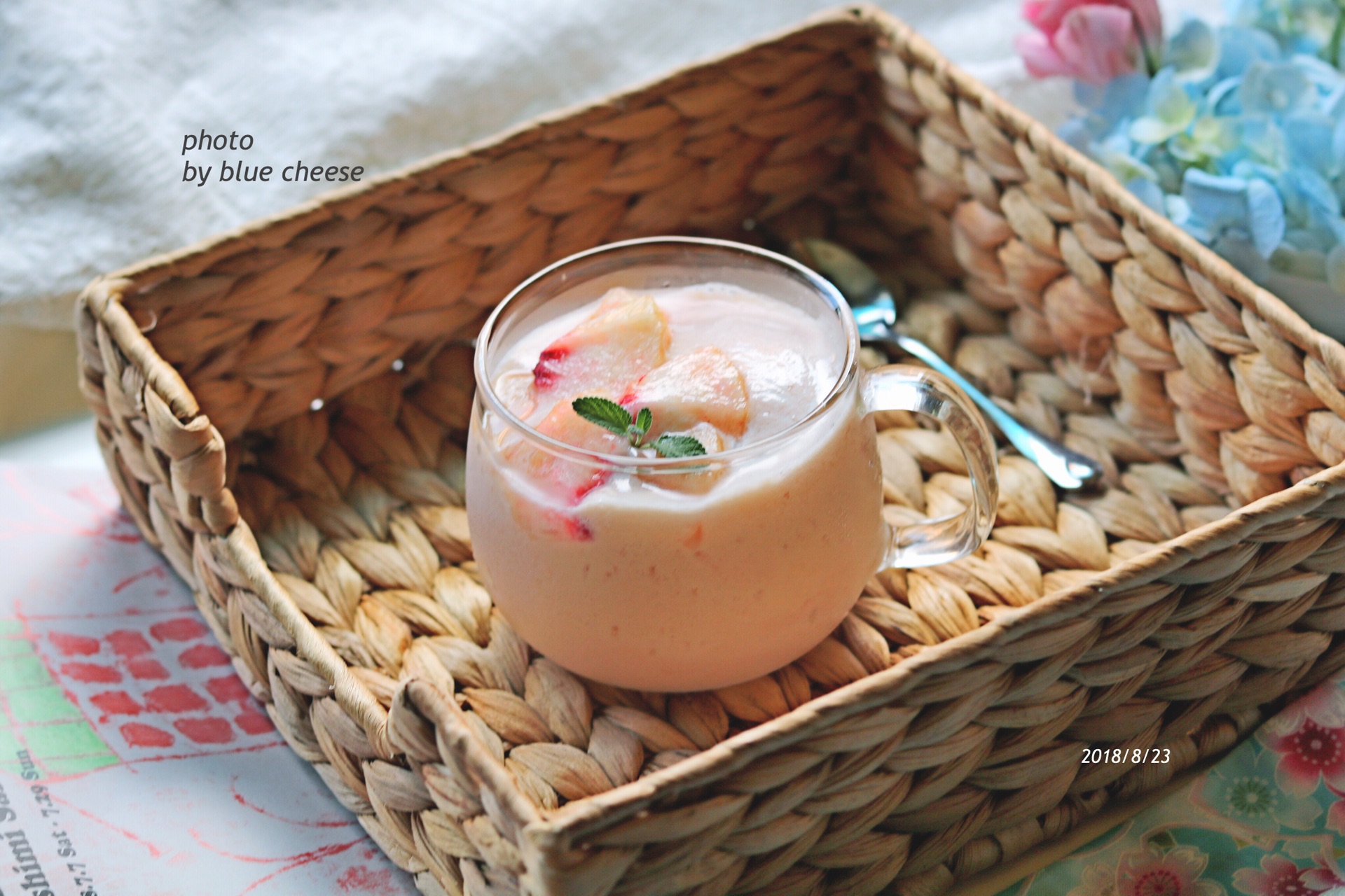 桃子酸奶用新鲜水果 库存图片. 图片 包括有 雏菊, 特写镜头, 早晨, 酸奶, 食物, 玻璃, 新鲜, 牛奶 - 42936559