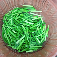 简单又好吃的蒜苗炒腊肠的做法图解1