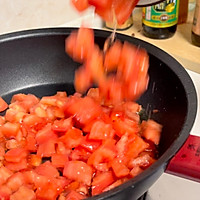 鲜味易得：番茄海鲜菇炒鸡蛋的做法图解4