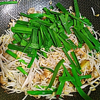 越吃越瘦系列——千张卷绿豆芽韭菜炒花甲的做法图解3