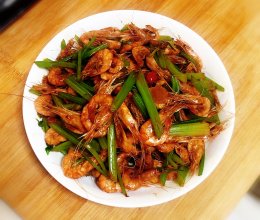 芹菜河虾的做法