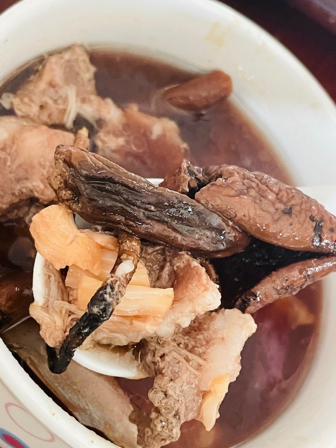 冬虫夏草墨鱼红菇瘦肉养生汤的做法