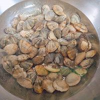 鲜嫩可口，干净无沙的辣炒花蛤的做法图解1