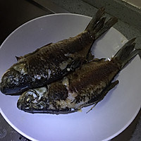 韭菜烧鲫鱼的做法图解4