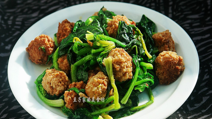 丸子炒菠菜