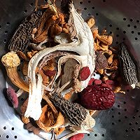 菌菇鸡肉汤的做法图解1
