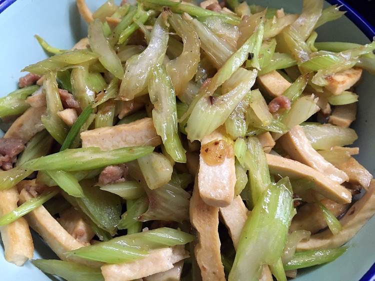 西芹豆干的做法