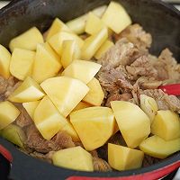 #给年味整点鲜的#腐竹土豆炖牛腩的做法图解9