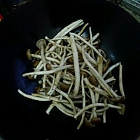 干锅茶树菇四季豆的做法图解2