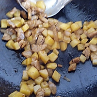 #菁选酱油试用之快手土豆香肠炒二米饭#的做法图解4