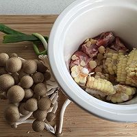 玉米排骨蘑菇汤-夏季养生的做法图解2