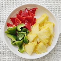 菠萝咕咾肉——酸甜可口的夏日开胃菜的做法图解3