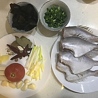 红烩扒皮鱼#复刻中餐厅#的做法图解1