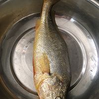 清蒸黄花鱼的做法图解1