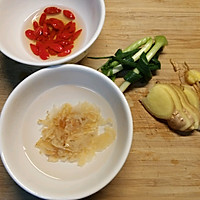 天麻鱼头汤，汤白不腥，味道鲜美有技巧的做法图解2