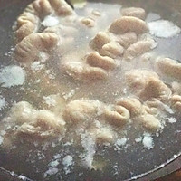 酸菜炒肥肠的做法图解2