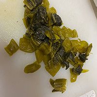 酸菜面条的做法图解1