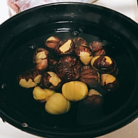 板栗炖鸡煲--秋风起，吃栗子的做法图解1