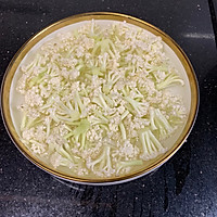 干煸椒盐花菜的做法图解1