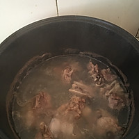 胡萝卜玉米淮山猪骨汤的做法图解1