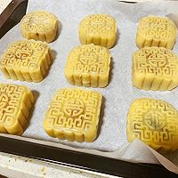 #晒出你的团圆大餐#传统广式蛋黄莲蓉豆沙月饼的做法图解15