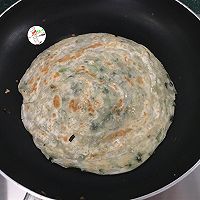 #春日时令，美味尝鲜#香肚虾仁酸汤粉&葱油饼的做法图解5