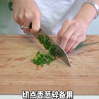 炸蛋虾仁火腿肠炒螺蛳粉的做法图解4