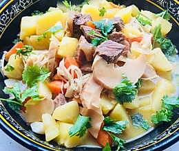 牛肉煲炖土豆胡萝卜金针菇笋片的做法