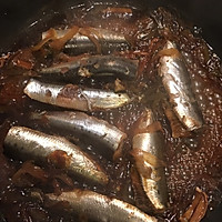 水煮沙丁鱼的做法图解3