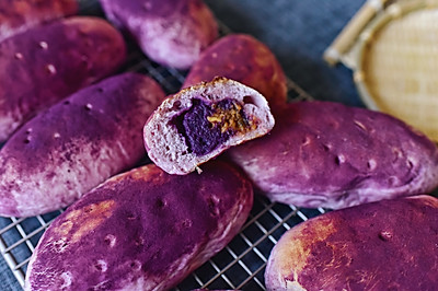 加了咸蛋黄的紫薯你吃过没有，其实吃了会变成一个紫薯软欧包