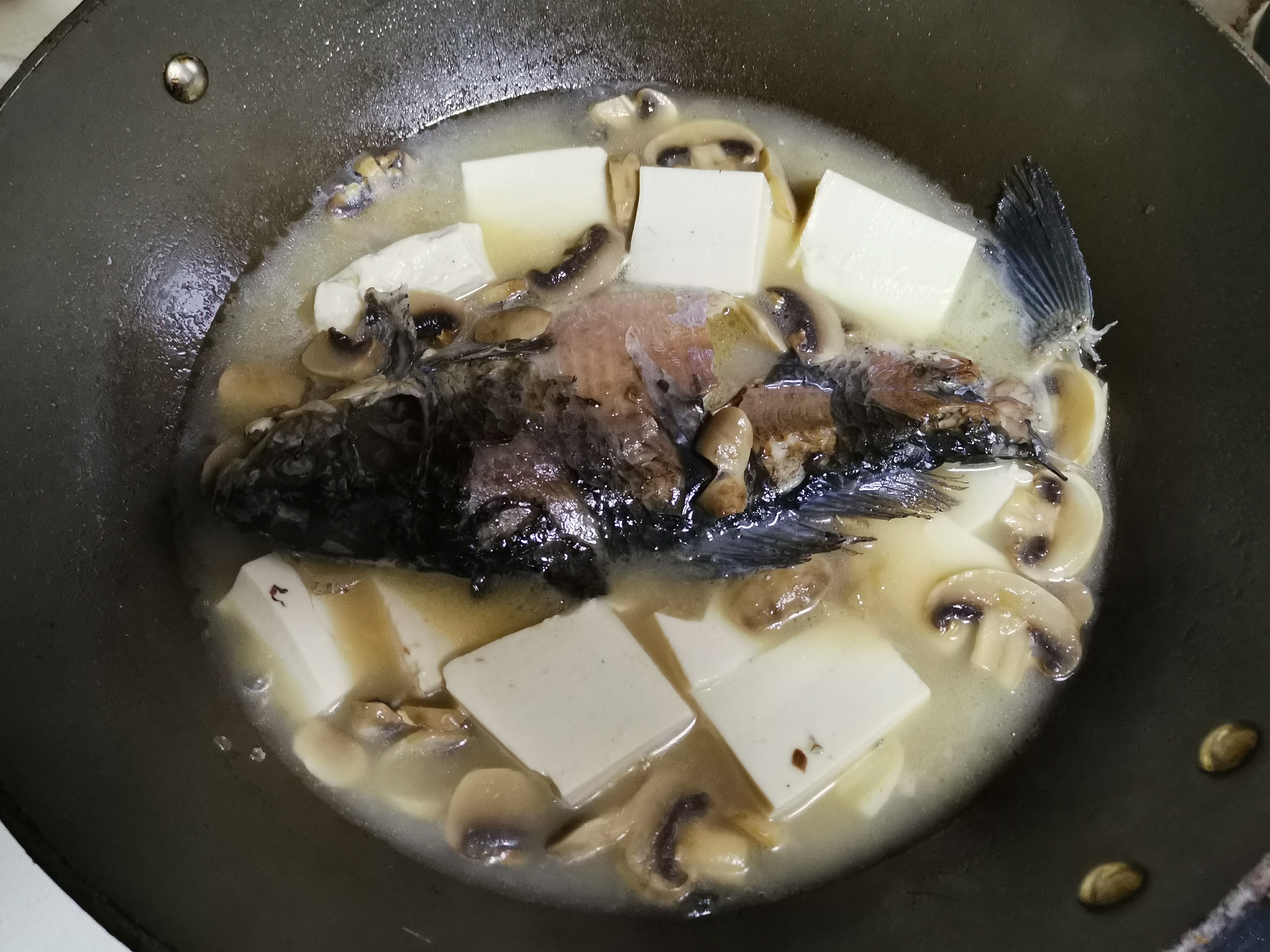 香菇鲫鱼豆腐汤,香菇鲫鱼豆腐汤的家常做法 - 美食杰香菇鲫鱼豆腐汤做法大全