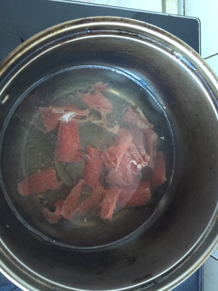 宝宝牛肉菠菜面的做法图解1