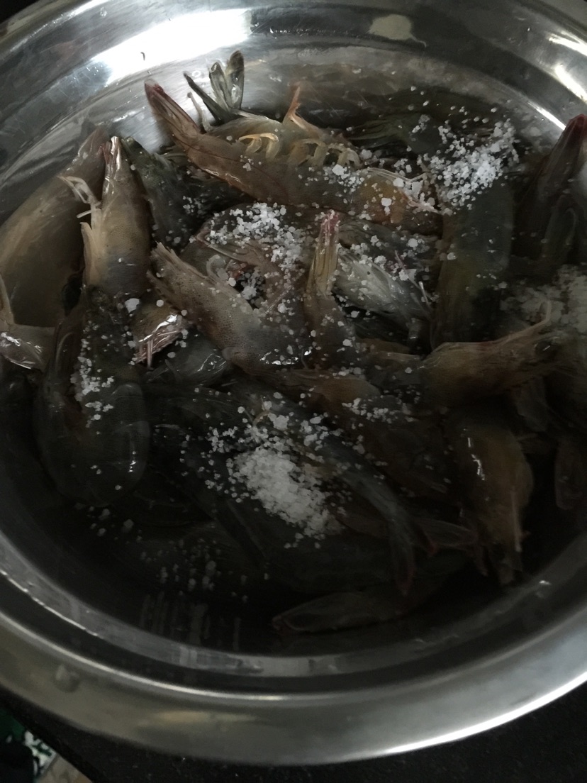 避风塘炒虾的做法图解2