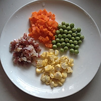 宝宝食谱：香肠豌豆胡萝卜玉米向日葵炒饭～的做法图解1