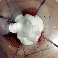 草莓奥利奥夹心酸奶三色杯的做法图解1