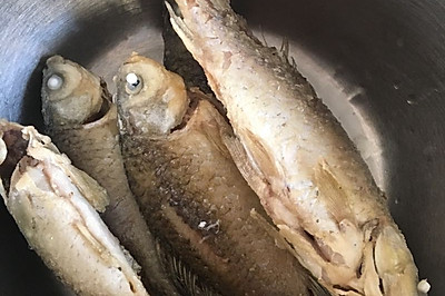 如何让鱼儿不粘锅 保持原有的鱼皮不破
